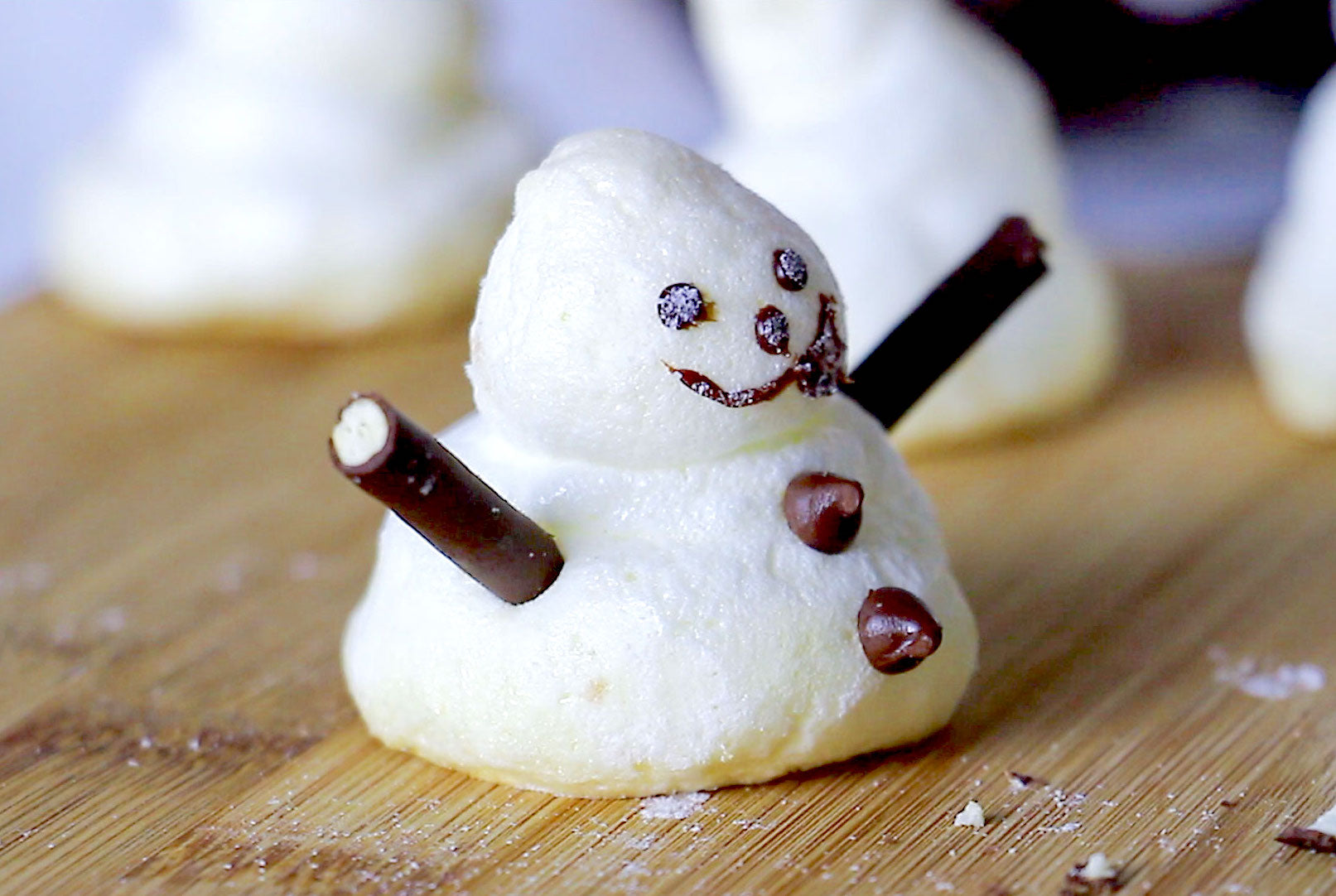 recipe: snowmen meringues to decorate your log cakes this christmas